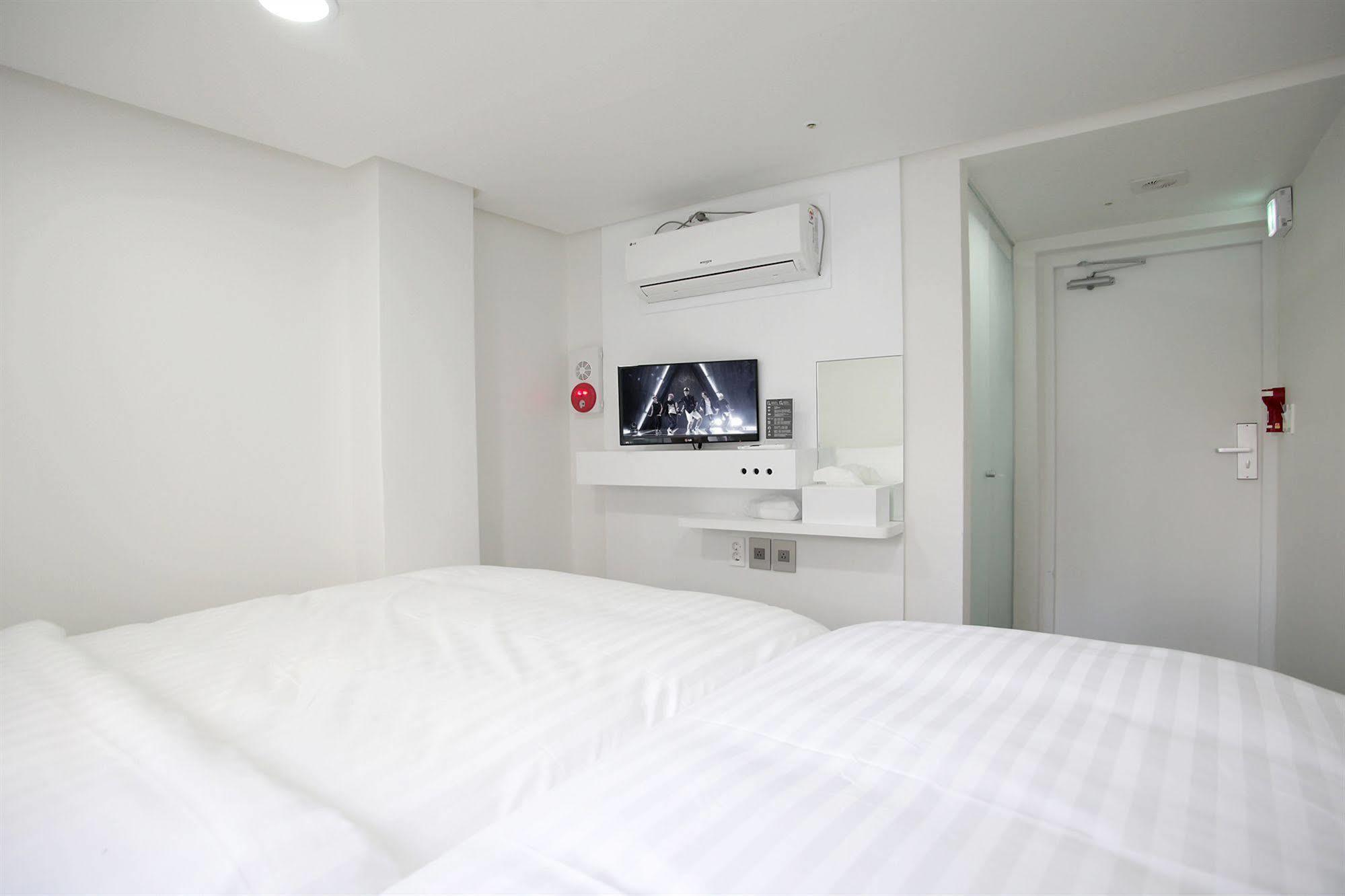 K-Pop Hotel Seoul Tower Bagian luar foto